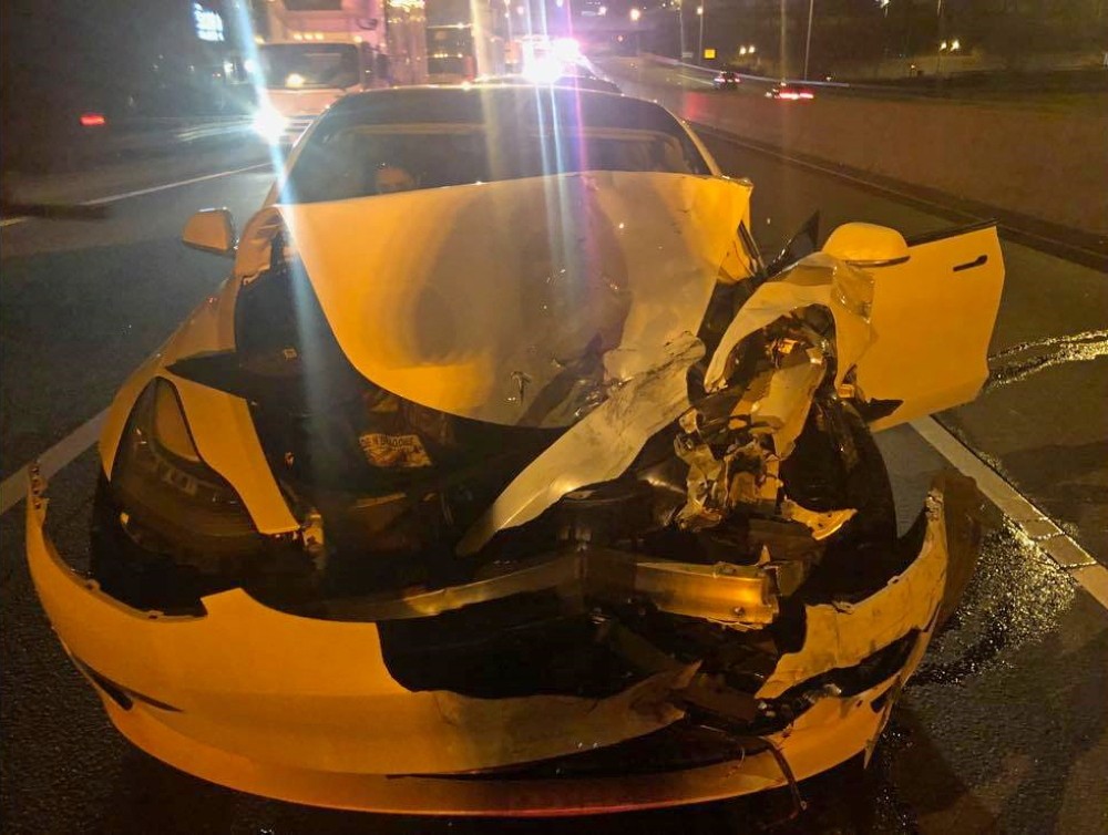 В московском стиле: Tesla Model 3 на автопилоте врезалась в полицейскую машину 